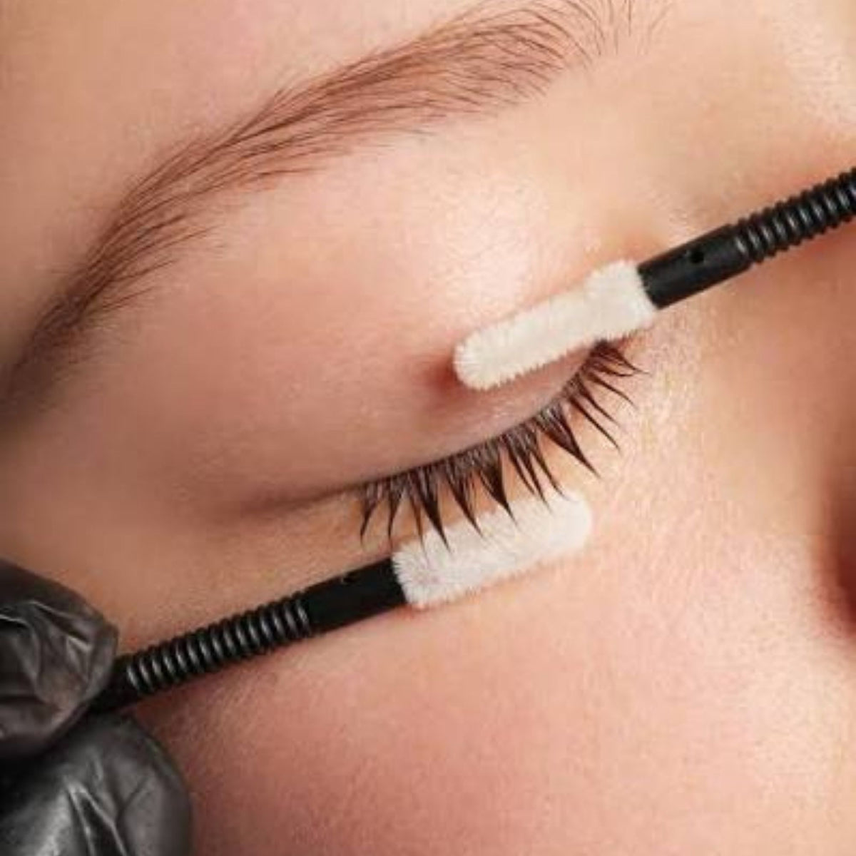 Retrait professionnel des extensions de cils