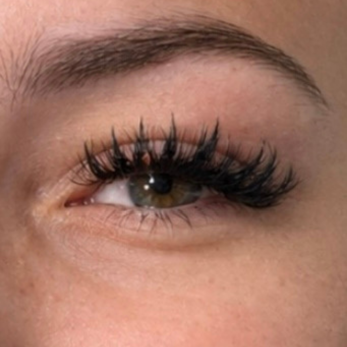 Pose complète d’extensions de cils — Styles variés