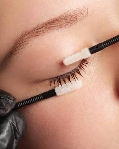 Retrait professionnel des extensions de cils